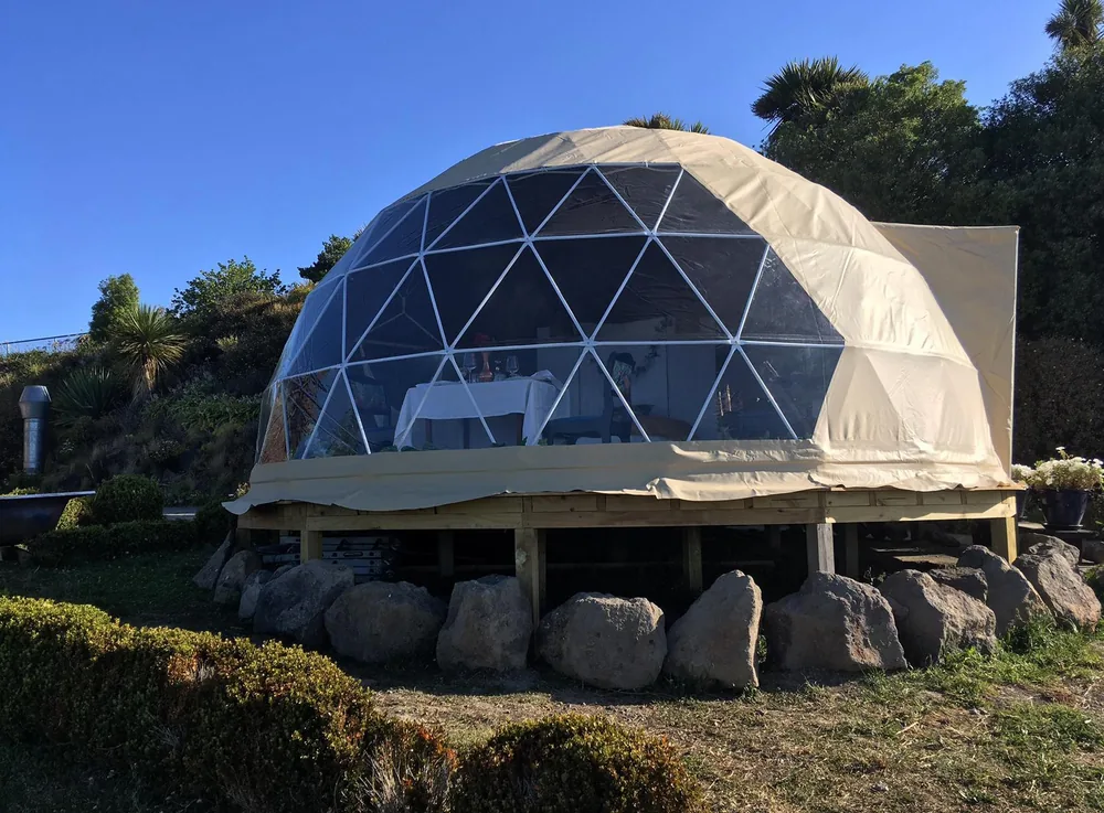 Dome op een verhoogde houten onderconstructie tussen natuursteen