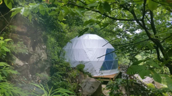 Dome tussen rotsen en begroeiing