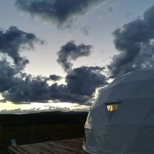 Dome bij avondschemering onder een dramatische wolkenlucht