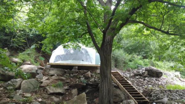 Dome op een stenen plateau tussen de bomen