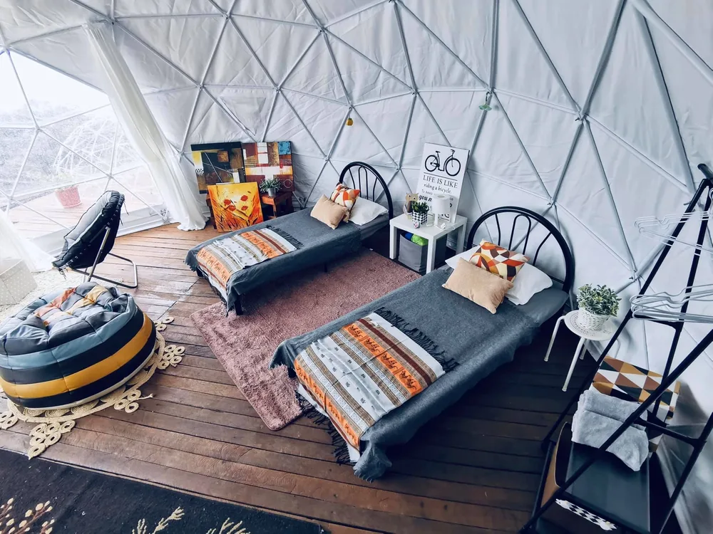 Licht domeinterieur met twee bedden op een houten vloer
